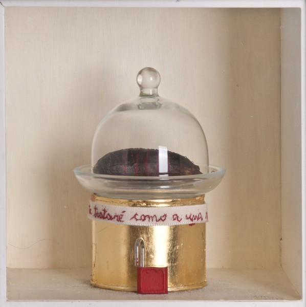 "Ich werde dich, wie eine Könige behandeln"
Lata tratada con pan de oro, cinta bordada,campana para queso, orito tratado,Vorhangschloss.
2013
Preis auf Anfrage